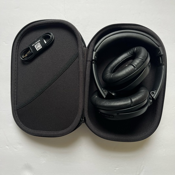 🌟SOLD🌟Bose quietcomfort 45 wireless noise cancelling headphones - Picture 2 of 4